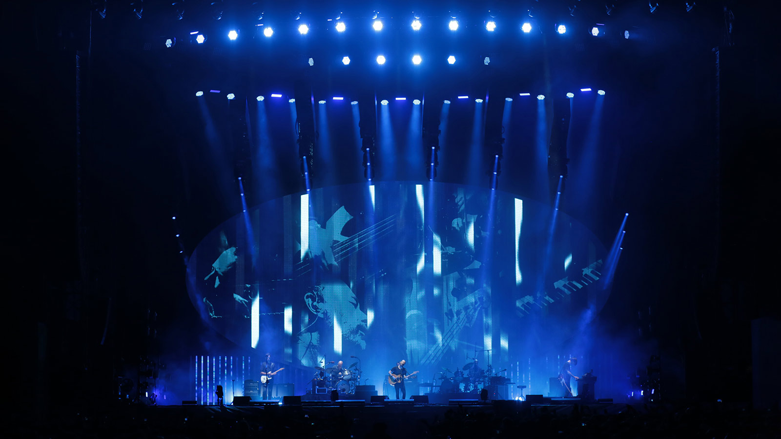 Multiples of X4 Bars and X4 L LED spots provide impact for Radiohead
