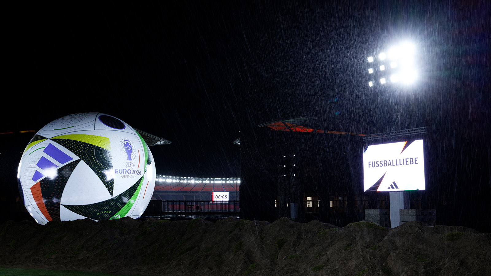 Variable, weatherproof lighting for sporting events: GLP ArenaLED1 Touring highlights the love of football