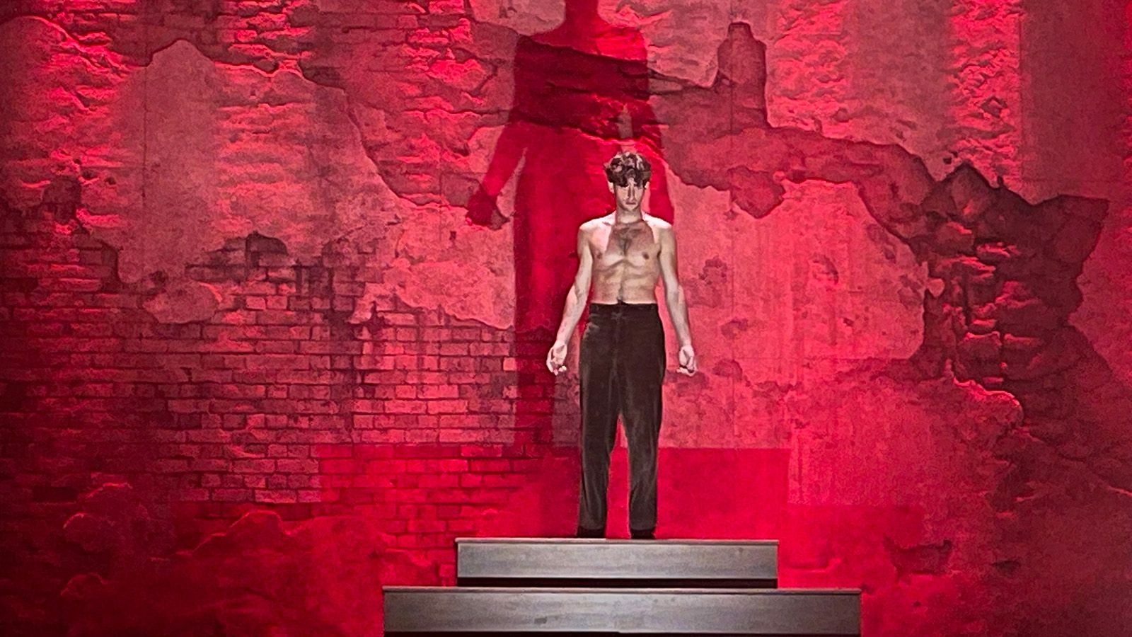 GLP impression X4 Bar 20 beleuchten die szenische Rückwand des Theaterstücks „Para La Libertad“